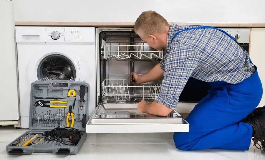 Elmadağ Termoteknik servisi teknisyen ekibi beyaz eşya tamiri yaparken